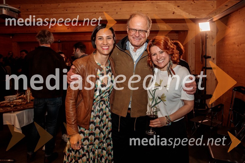  Zala Andrina Razinger, Riko Ribnica, asistentka v PR;  Janez  Škrabec, direktor Riko d.o.o.;  Marjana Grčman, voditeljicaAna Roš Stojan v skednju Škrabčeve domačije