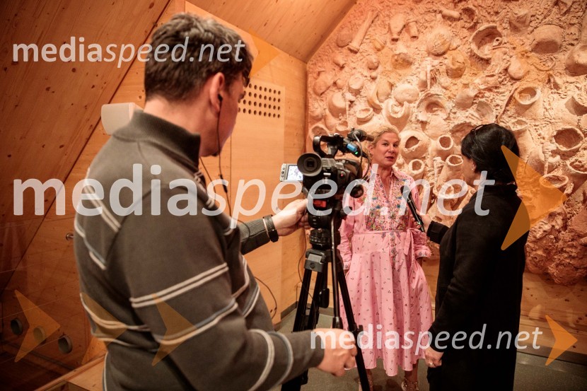  ... ;  Ana Roš Stojan, kuharska mojstrica in najboljša chefinja na svetu po izboru akademije The World's 50 Best Restaurants ter direktorica Hiše Franko;  ... Ana Roš Stojan v skednju Škrabčeve domačije