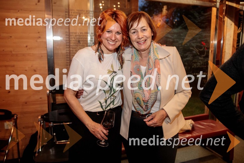  Marjana Grčman, voditeljica;  ... Ana Roš Stojan v skednju Škrabčeve domačije