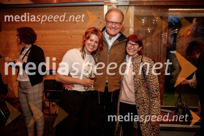  Marjana Grčman, voditeljica;  Janez  Škrabec, direktor Riko d.o.o.;  ... Ana Roš Stojan v skednju Škrabčeve domačije