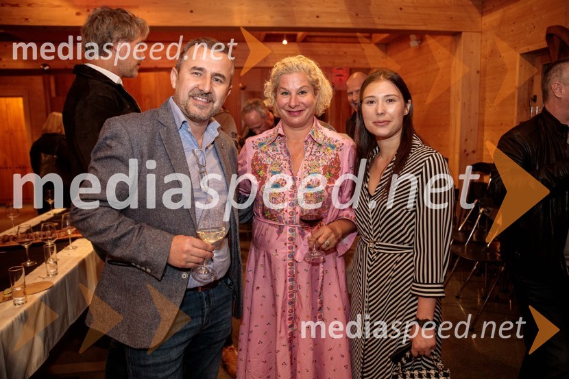  ... ;  Ana Roš Stojan, kuharska mojstrica in najboljša chefinja na svetu po izboru akademije The World's 50 Best Restaurants ter direktorica Hiše Franko;  ... Ana Roš Stojan v skednju Škrabčeve domačije