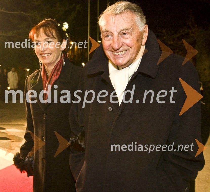 Demeter Bitenc, igralec in njegova spremljevalka, Majda PintarViktorji 2008, druženje pred dvorano