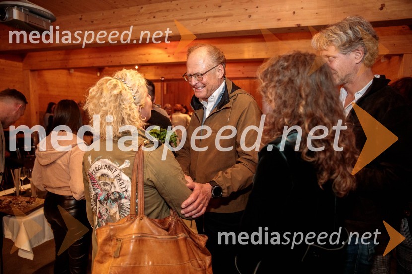  Ana Roš Stojan, kuharska mojstrica in najboljša chefinja na svetu po izboru akademije The World's 50 Best Restaurants ter direktorica Hiše Franko;  Janez  Škrabec, direktor Riko d.o.o.Ana Roš Stojan v skednju Škrabčeve domačije