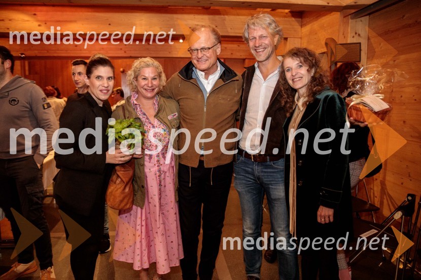  ... ;  Ana Roš Stojan, kuharska mojstrica in najboljša chefinja na svetu po izboru akademije The World's 50 Best Restaurants ter direktorica Hiše Franko;  Janez  Škrabec, direktor Riko d.o.o.;  Urban Stojan Roš;  Polona Lovšin, vodja komunikacij, Riko d.o.o.Ana Roš Stojan v skednju Škrabčeve domačije