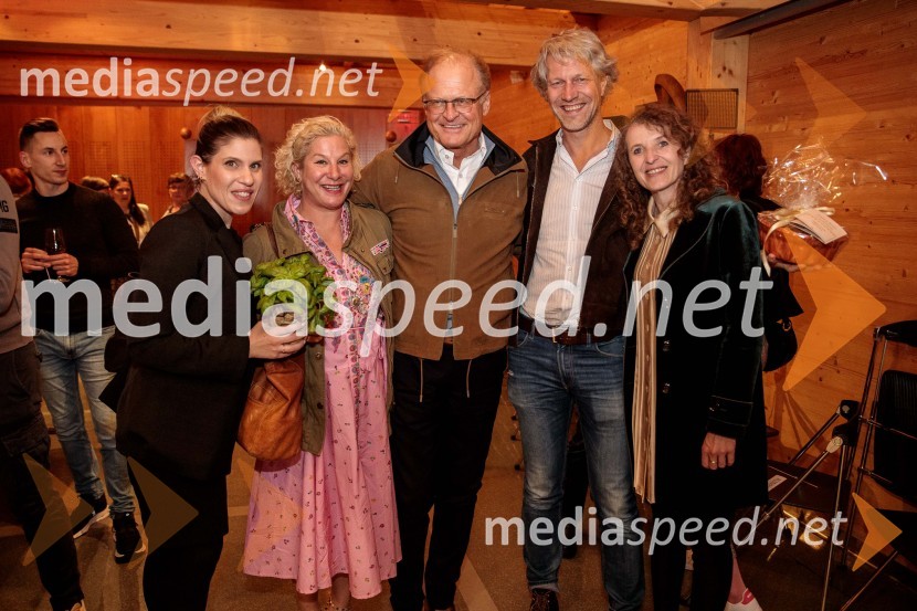  ... ;  Ana Roš Stojan, kuharska mojstrica in najboljša chefinja na svetu po izboru akademije The World's 50 Best Restaurants ter direktorica Hiše Franko;  Janez  Škrabec, direktor Riko d.o.o.;  Urban Stojan Roš;  Polona Lovšin, vodja komunikacij, Riko d.o.o.Ana Roš Stojan v skednju Škrabčeve domačije