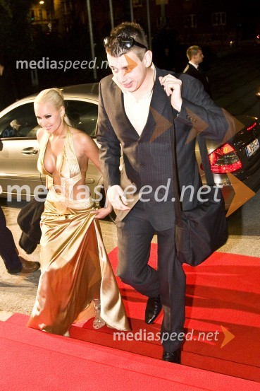 Rok Trkaj, raper in njegovo dekle Doroteja Premužič, playboyeva zajčicaViktorji 2008, druženje pred dvorano