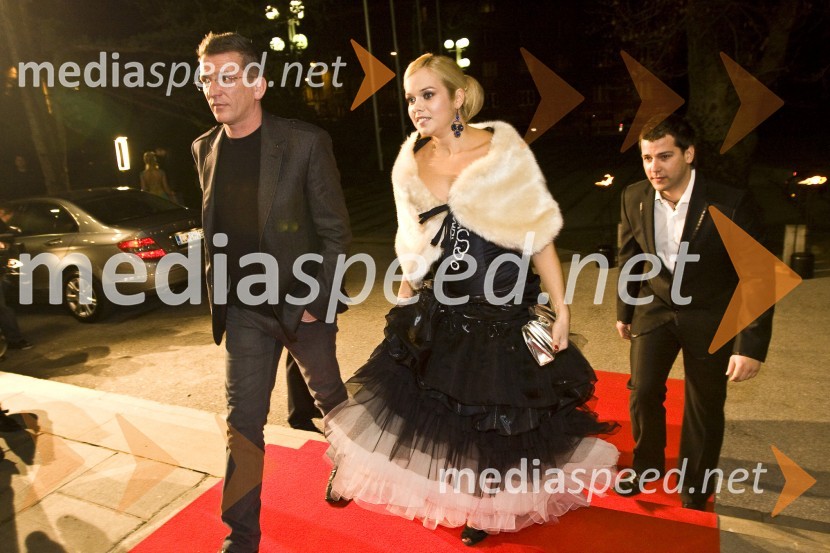 Stane Cencelj, direktor Radia Hit, Špela Močnik, moderatorka jutranjega programa Radia Hit in Gregor Trebušak, urednik novic Radia Hit in voditelj oddaje SvetViktorji 2008, druženje pred dvorano