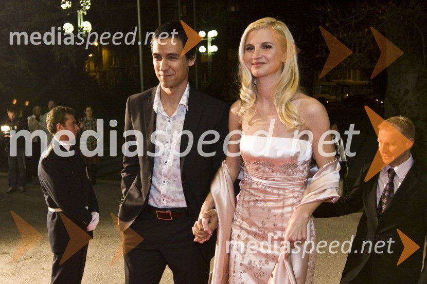 Akira Hasegawa in Ana Bešter, voditelja oddaje RazgibanicaViktorji 2008, druženje pred dvorano