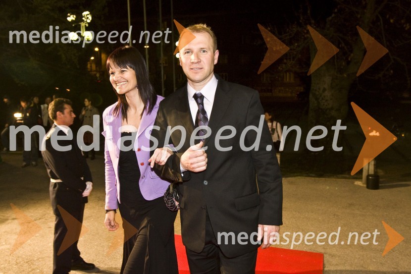 Nataša in Dino Bešter, ustvarjalca oddaje RazgibanicaViktorji 2008, druženje pred dvorano