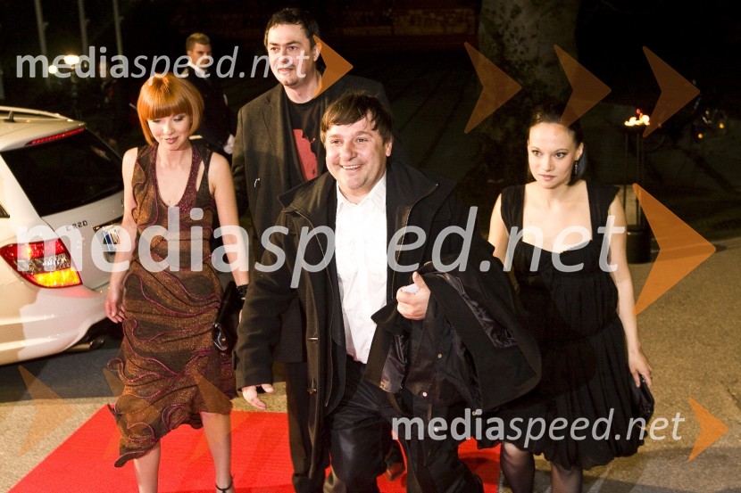 Bojan Emeršič, igralec in njegova življenjska sopotnica Viktorija Bencik, igralka in voditeljica oddaje Enajsta šola, za njima ustvarjalci oddaje 11. šolaViktorji 2008, druženje pred dvorano