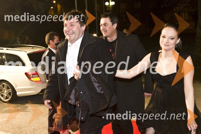 Bojan Emeršič, igralec in njegova življenjska sopotnica Viktorija Bencik, igralka in voditeljica oddaje Enajsta šola, za njima ustvarjalci oddaje 11. šolaViktorji 2008, druženje pred dvorano