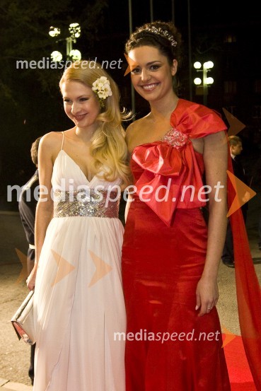 Maja Ferme, modna oblikovalka, in Tadeja Ternar, Miss Slovenije 2007Viktorji 2008, druženje pred dvorano