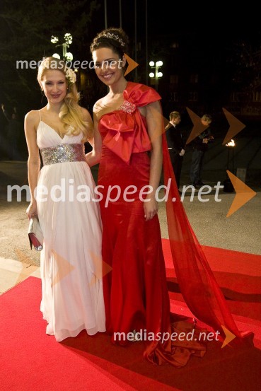 Maja Ferme, modna oblikovalka, in Tadeja Ternar, Miss Slovenije 2007Viktorji 2008, druženje pred dvorano