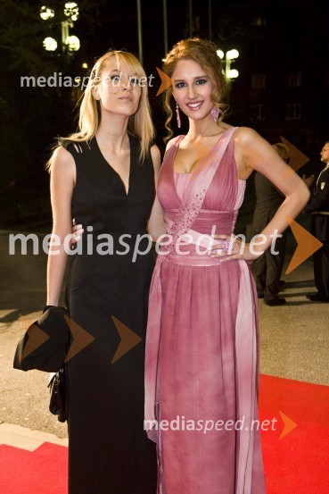 Anamarija Avbelj, Miss Universe 2008, in njena sestra AndrejaViktorji 2008, druženje pred dvorano