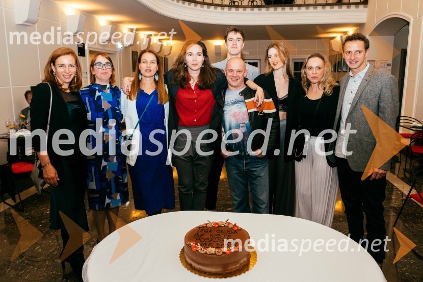 Barbara Medvešček, igralka;  Maja Šorli Jakin , dramaturginja;  Tanja Potočnik, igralka;  Nina Šorak, dramaturginja in režiserka;  Urban Kuntarič, igralec;  Damjan M. Trbovc, igralec;  Lucija Harum, igralka, pevka;  Manca  Ogorevc, igralka;  Laren  Polič Zdravič, glasbenik in igralecTega okusa še niste poskusili, premiera v SLG Celje