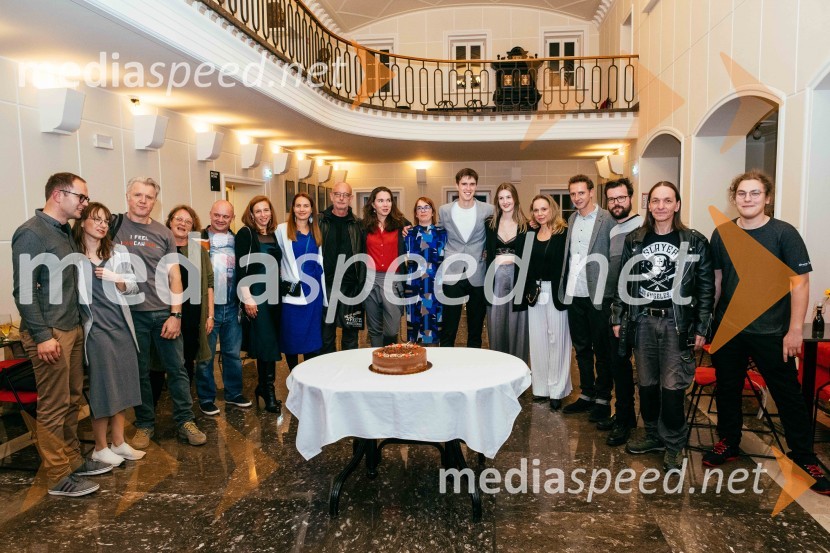  Rok Andres, dramaturg, selektor Teden slovenske drame;  Živa Čebulj, prevajalka in lektorica;  Branko Završan, igralec;  Damjan M. Trbovc, igralec;  ... ;  Barbara Medvešček, igralka;  Tanja Potočnik, igralka;  Andrej  Hajdinjak, oblikovalec svetlobe;  Nina Šorak, dramaturginja in režiserka;  Maja Šorli Jakin , dramaturginja;  Urban Kuntarič, igralec;  Lucija Harum, igralka, pevka;  Manca  Ogorevc, igralka;  Laren  Polič Zdravič, glasbenik in igralec;  Tin Grabnar, režiser;  David Čeh, igralec;  ... Tega okusa še niste poskusili, premiera v SLG Celje