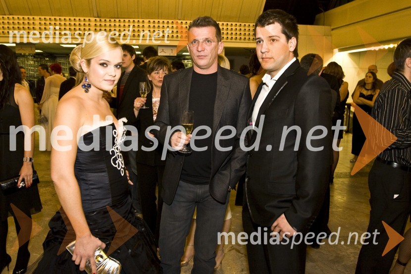 Špela Močnik, moderatorka jutranjega programa Radia Hit, Stane Cencelj, direktor Radia Hit in Gregor Trebušak, urednik novic Radia Hit in voditelj oddaje Svet na Kanalu AViktorji 2008, druženje pred dvorano