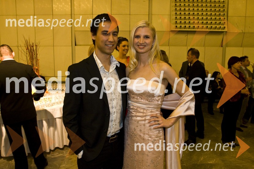 Akira Hasegawa in Ana Bešter, voditelja oddaje RazgibanicaViktorji 2008, druženje pred dvorano