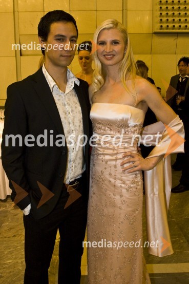 Akira Hasegawa in Ana Bešter, voditelja oddaje RazgibanicaViktorji 2008, druženje pred dvorano