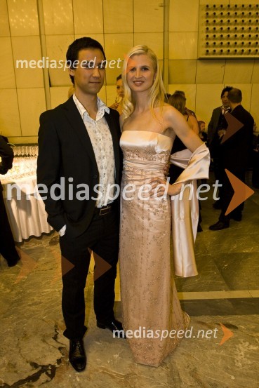 Akira Hasegawa in Ana Bešter, voditelja oddaje RazgibanicaViktorji 2008, druženje pred dvorano