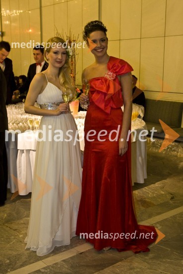 Maja Ferme, modna oblikovalka, in Tadeja Ternar, Miss Slovenije 2007Viktorji 2008, druženje pred dvorano