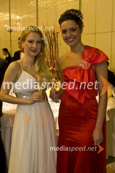 Maja Ferme, modna oblikovalka, in Tadeja Ternar, Miss Slovenije 2007Viktorji 2008, druženje pred dvorano