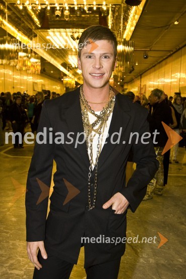 Erik Ferfolja, pevec, maneken in novinarViktorji 2008, druženje pred dvorano