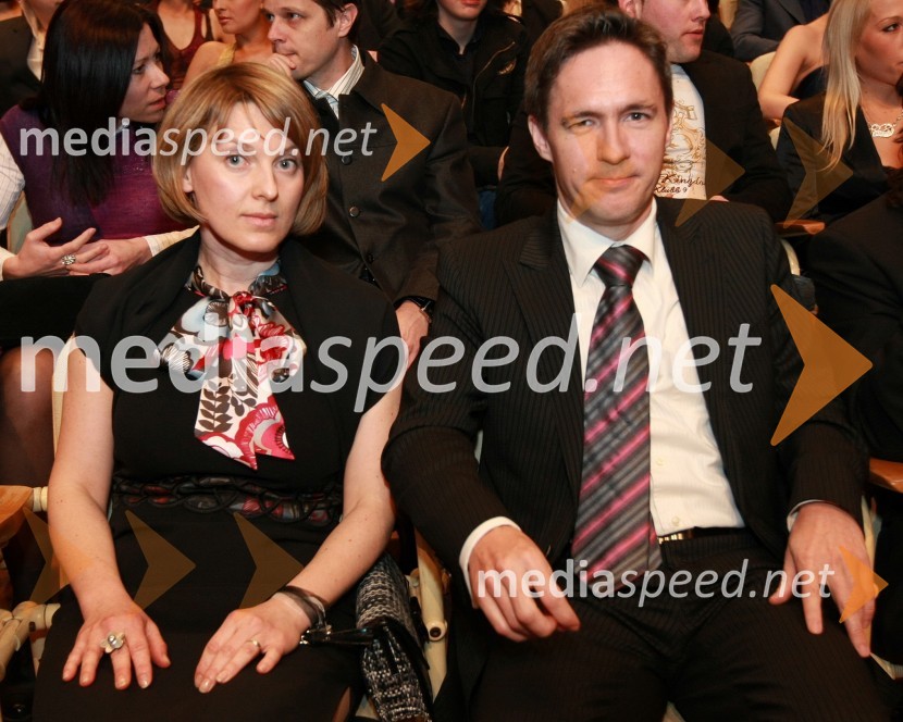 Roman Rep, namestnik direktorja podjetja Delo revije, s soprogoViktorji 2008, dogajanje na odru in v dvorani