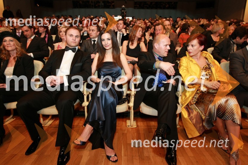Mija Jankovič, soproga Zorana Jankoviča, župana Ljubljane, Matej Raščan, direktor in lastnik podjetja Rašica Point d.o.o. in podjetja Delo revije, d.d., njegova zaročenka Marija Pandrc, izvršna direktorica Rašice in Marijan Jurenec, generalni direktor Pro Plus s soprogoViktorji 2008, dogajanje na odru in v dvorani