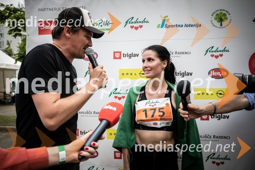  Mitja Šeško, moderator prireditev ;  Jasmina Ilijaš, 1. mesto kategorija ženske skupno, 41. Maraton treh src41. Maraton treh src