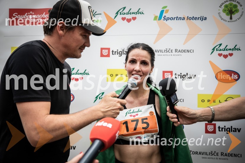  Mitja Šeško, moderator prireditev ;  Jasmina Ilijaš, 1. mesto kategorija ženske skupno, 41. Maraton treh src41. Maraton treh src