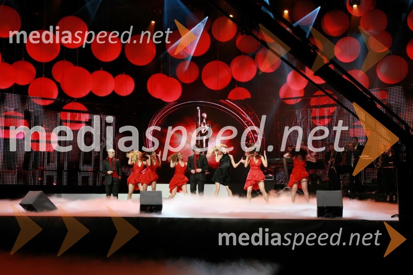 Voditelja Jure Bračič in Igor Karas (Slon in Sadež) s plesalkamiViktorji 2008, dogajanje na odru in v dvorani