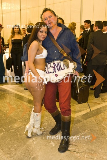 Jasmina Ržen in dr. Artur Štern, igralca v filmu Gola resnicaViktorji 2008, druženje pred dvorano