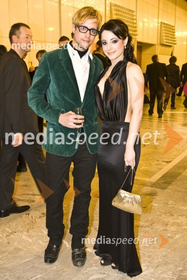 Aljoša Krošlin Grlj, modni urednik in Ana Klašnja, balerinaViktorji 2008, druženje pred dvorano