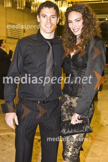 Vasilij Žbogar, jadralec in njegovo dekle Maja BedalovViktorji 2008, druženje pred dvorano