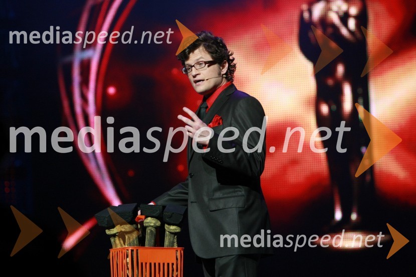 Igor Karas, voditelj prireditve ter član skupine Slon in SadežViktorji 2008, dogajanje na odru in v dvorani