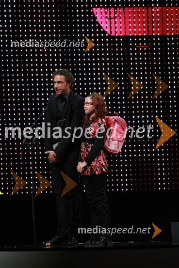 Gorazd Žilavec, igralec in Maša Remškar, mlada igralkaViktorji 2008, dogajanje na odru in v dvorani