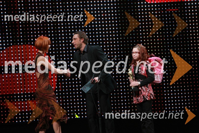 Melita Kontrec, voditeljica oddaje Enajsta šola, Gorazd Žilavec, igralec in Maša Remškar, mlada igralkaViktorji 2008, dogajanje na odru in v dvorani