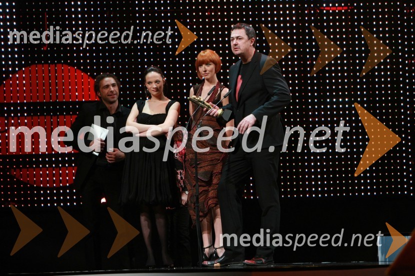 Gorazd Žilavec, igralec, Viktorija Bencik in Melita Kontrec, voditeljici oddaje Enajsta šola in Tadej Čater, avtor ter urednik oddaje Enajsta šolaViktorji 2008, dogajanje na odru in v dvorani