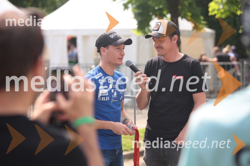  Anže Lanišek, smučarski skakalec;  Mitja Šeško, moderator prireditev 41. Maraton treh src