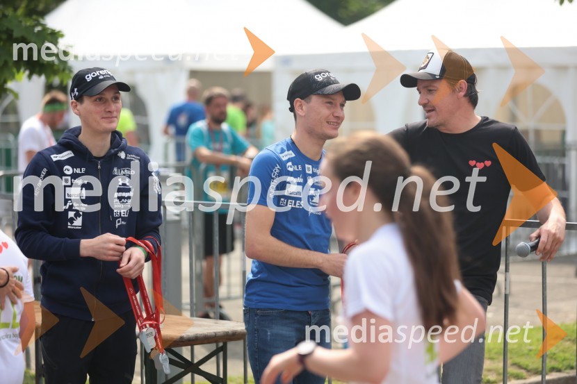  Domen Prevc, smučarski skakalec;  Anže Lanišek, smučarski skakalec;  Mitja Šeško, moderator prireditev 41. Maraton treh src