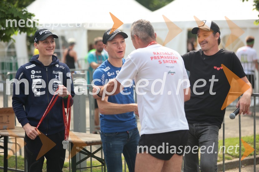  Domen Prevc, smučarski skakalec;  Anže Lanišek, smučarski skakalec;  ... ;  Mitja Šeško, moderator prireditev 41. Maraton treh src