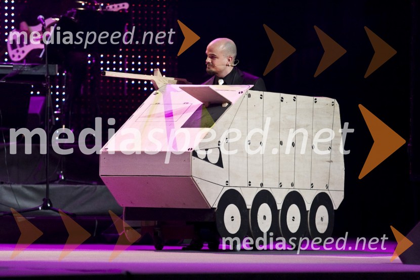 Jure Bračič, voditelj prireditve ter član skupine Slon in SadežViktorji 2008, dogajanje na odru in v dvorani