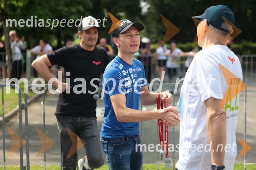  Mitja Šeško, moderator prireditev ;  Anže Lanišek, smučarski skakalec;  ... 41. Maraton treh src
