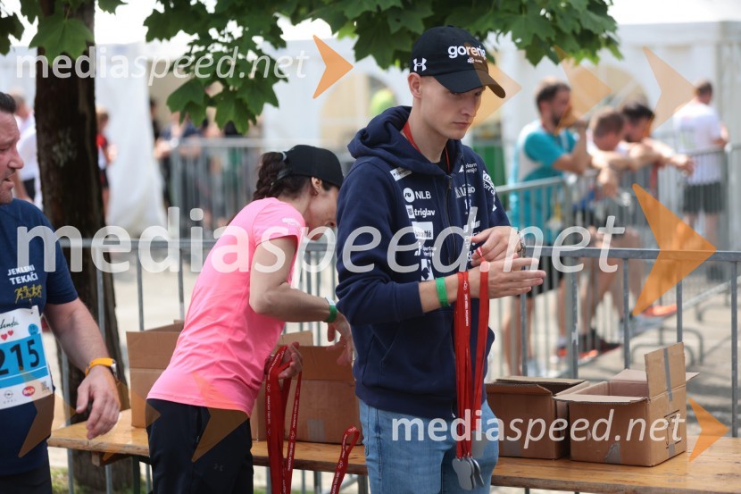  ... ;  Lovro Kos, smučarski skakalec41. Maraton treh src