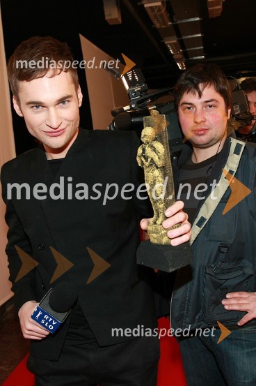 Jaka Jeler, televizijski voditelj ter novinar in Janko Badovinac, snemalecViktorji 2008, zaključna zabava na Gospodarskem razstavišču