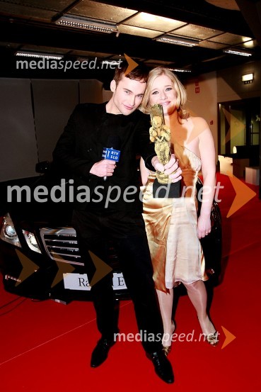 Jaka Jeler, televizijski novinar in Manica Janežič Ambrožič, televizijska voditeljicaViktorji 2008, zaključna zabava na Gospodarskem razstavišču