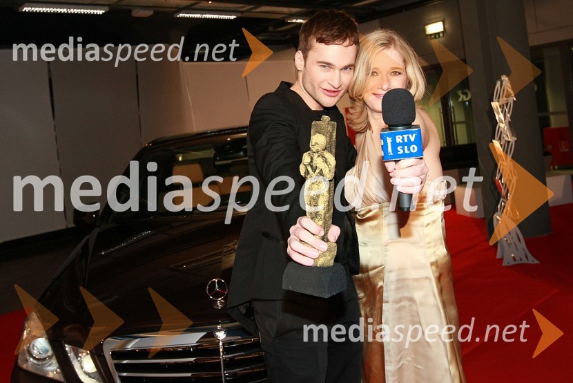 Jaka Jeler, televizijski voditelj ter novinar in Manica Janežič Ambrožič, televizijska voditeljicaViktorji 2008, zaključna zabava na Gospodarskem razstavišču