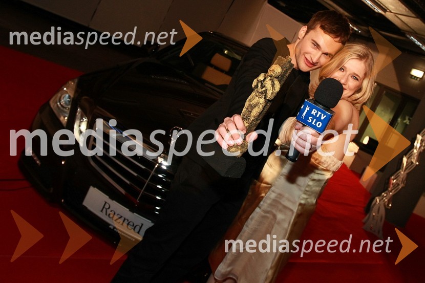 Jaka Jeler, televizijski voditelj ter novinar in Manica Janežič Ambrožič, televizijska voditeljicaViktorji 2008, zaključna zabava na Gospodarskem razstavišču