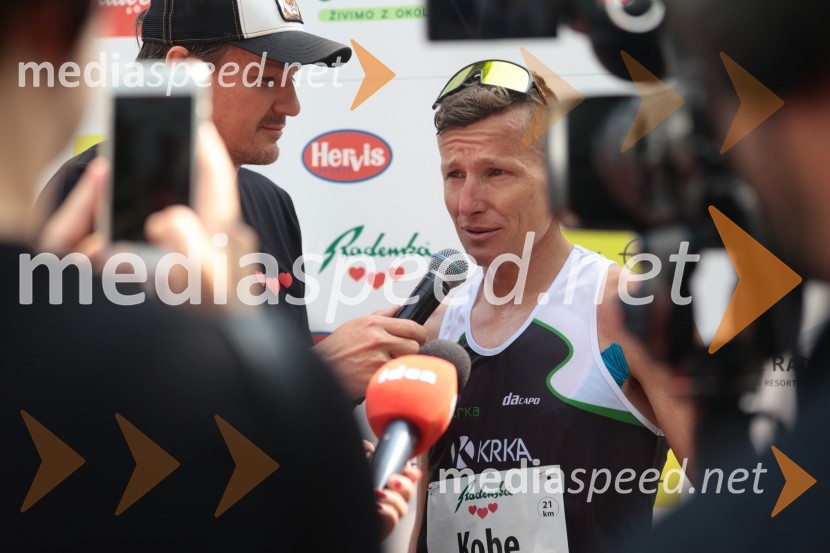  Mitja Šeško, moderator prireditev ;  Primož Kobe, 1. mesto polmaraton, 41. Maraton treh src41. Maraton treh src